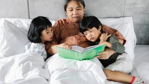 让孩子在线学中文，孩子沉迷于玩手机怎么办